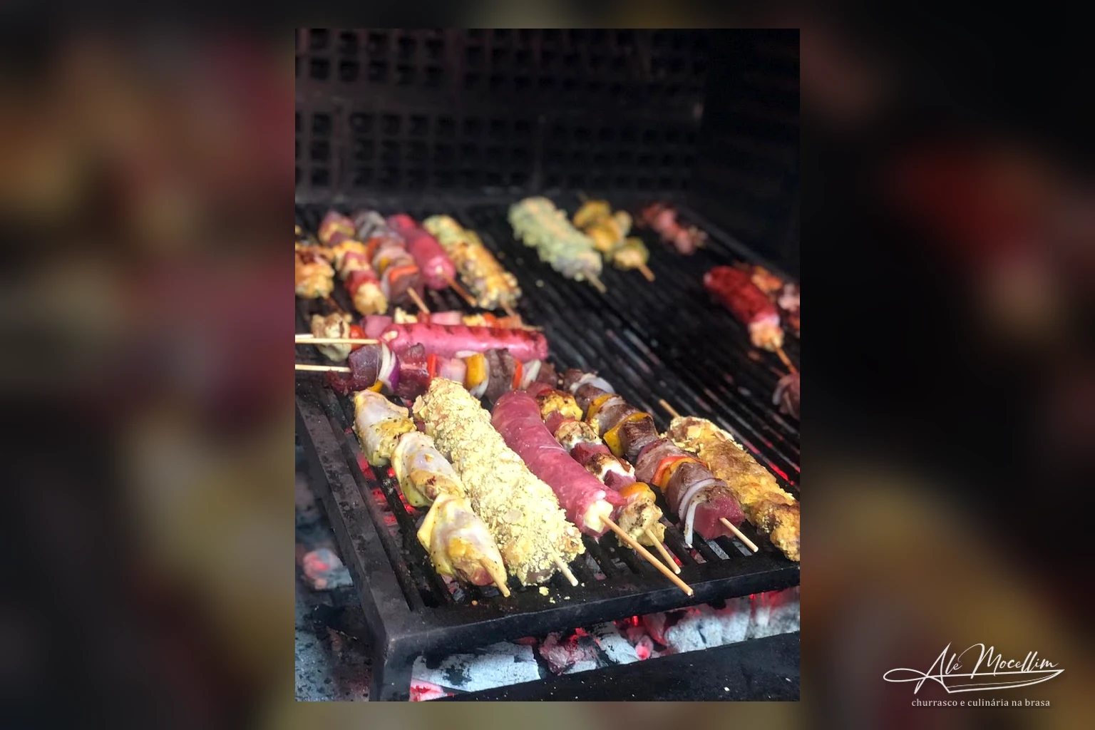 Espetinhos variados sendo preparados na brasa