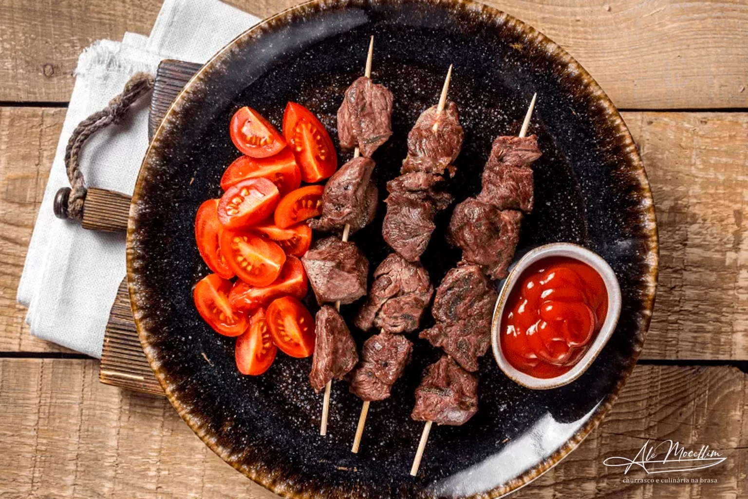 Espetinhos de carne servidos em prato