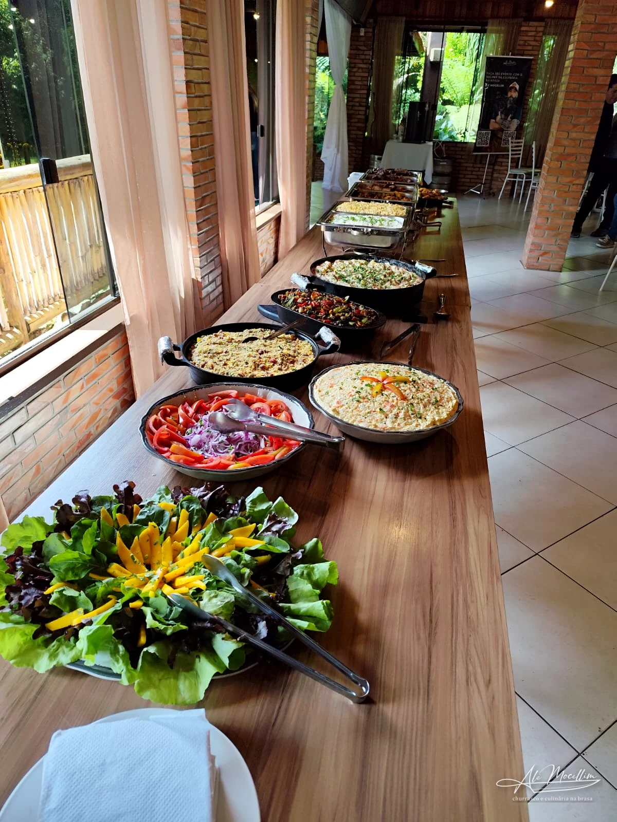 Mesa completa de buffet e acompanhamentos preparada pela equipe Ale Mocellim