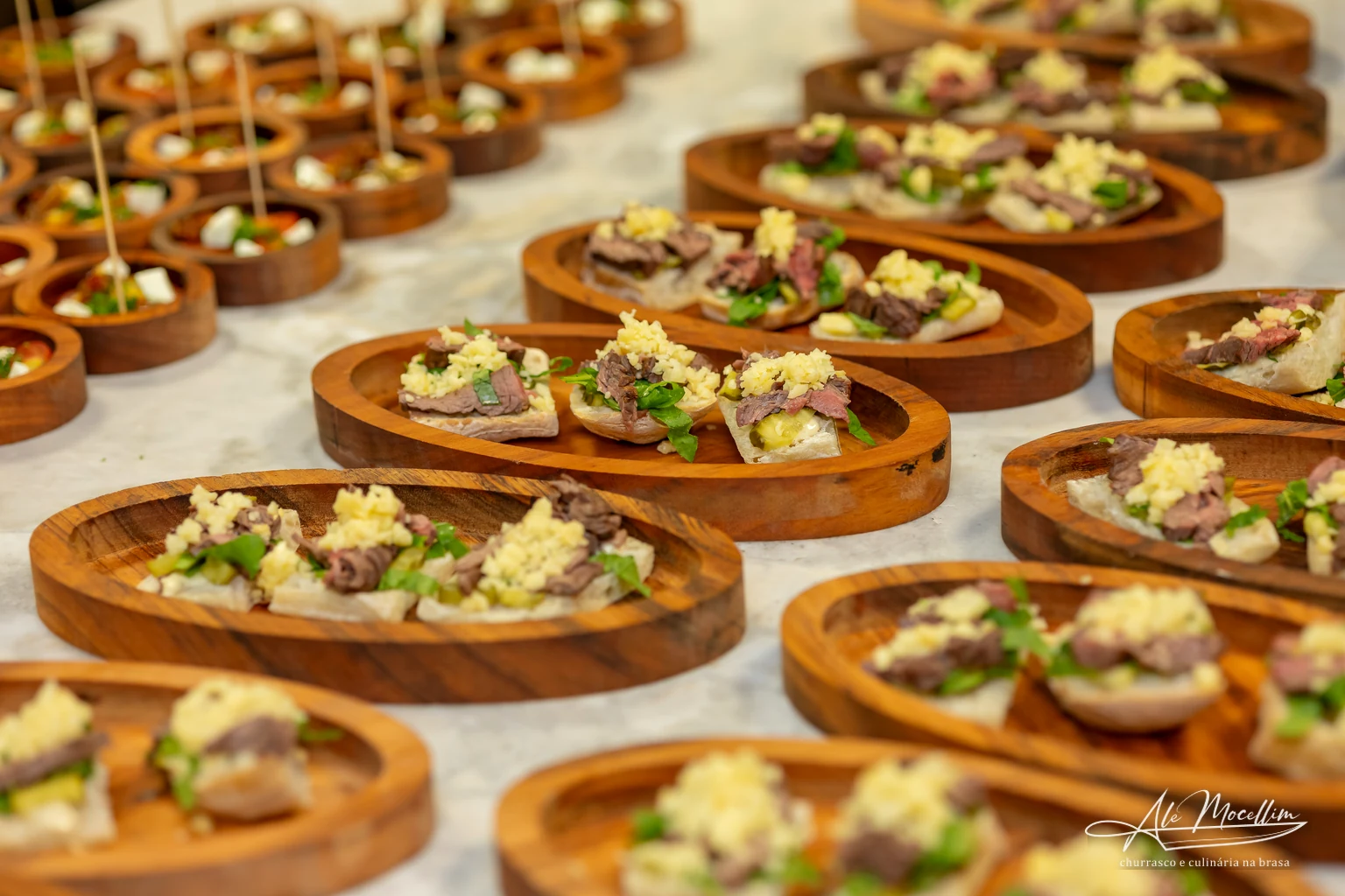 Variedade de Finger Foods em tábuas de madeira
