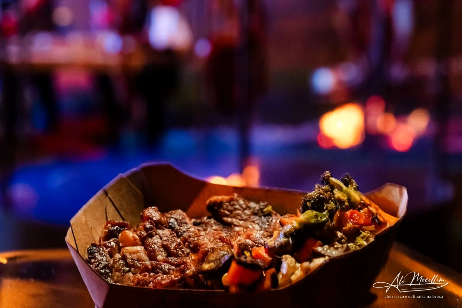 Finger Foods em barquinha com ambiente do evento ao fundo