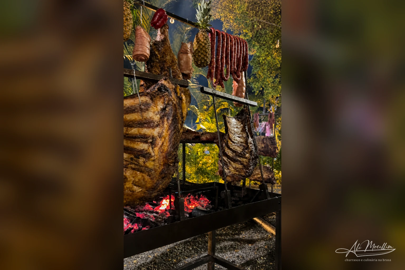 Brasa acesa e carnes durante um evento noturno