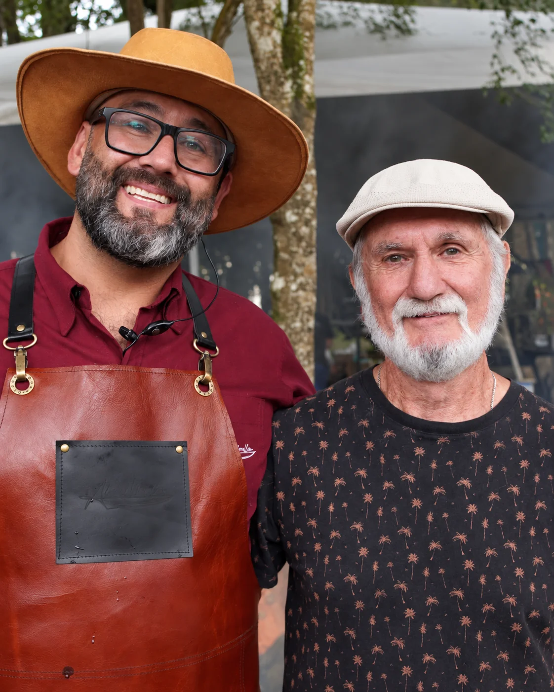 Ale Mocellim, de chapéu e avental, ao lado de seu pai.