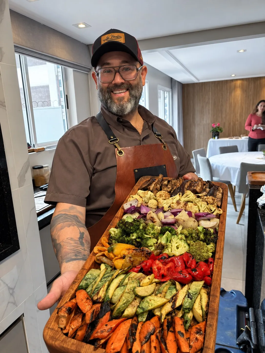 Ale Mocellim apresenta uma tábua de legumes preparados na brasa