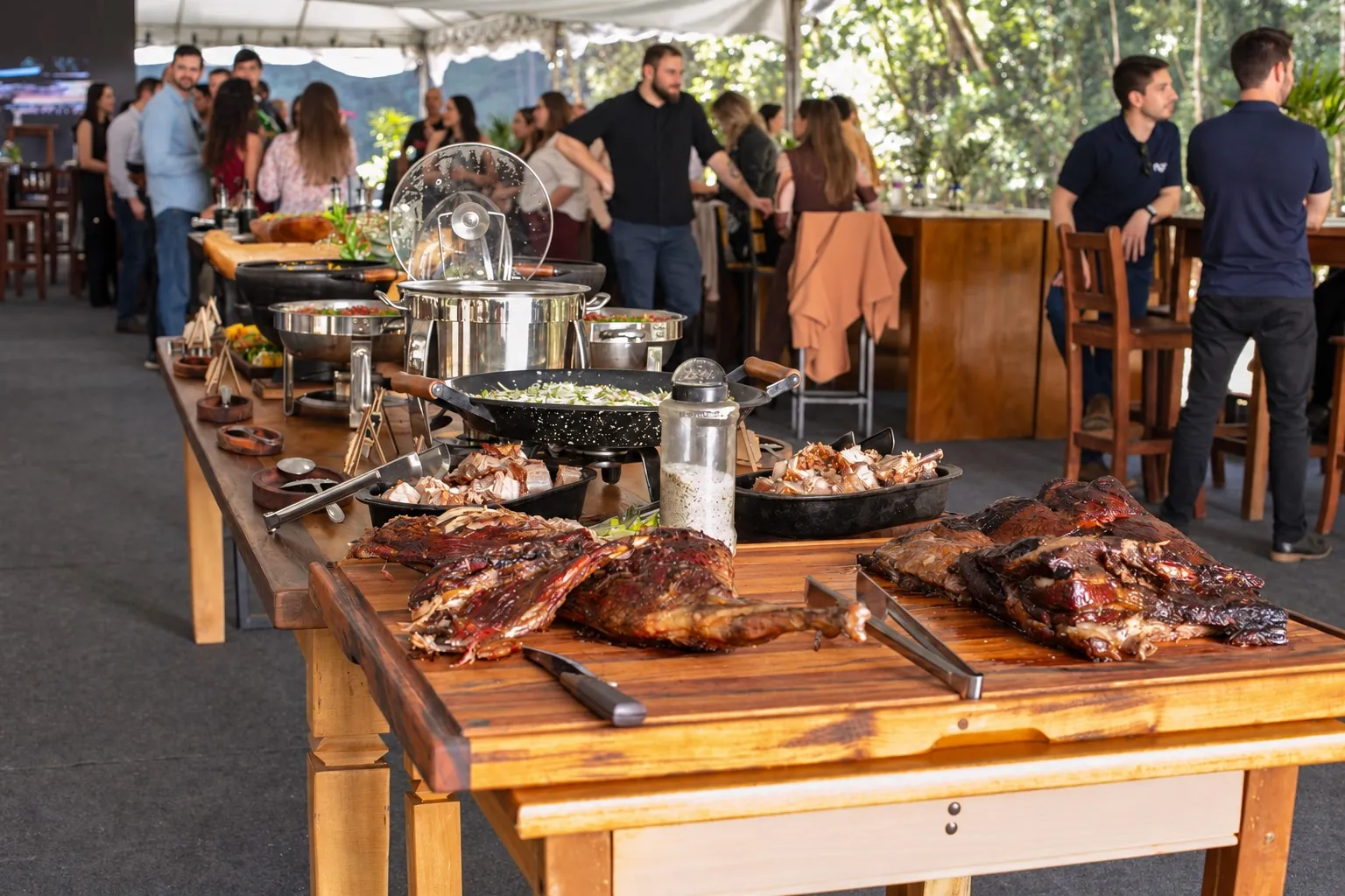 Mesa de buffet e acompanhamentos de Ale Mocellim durante um evento