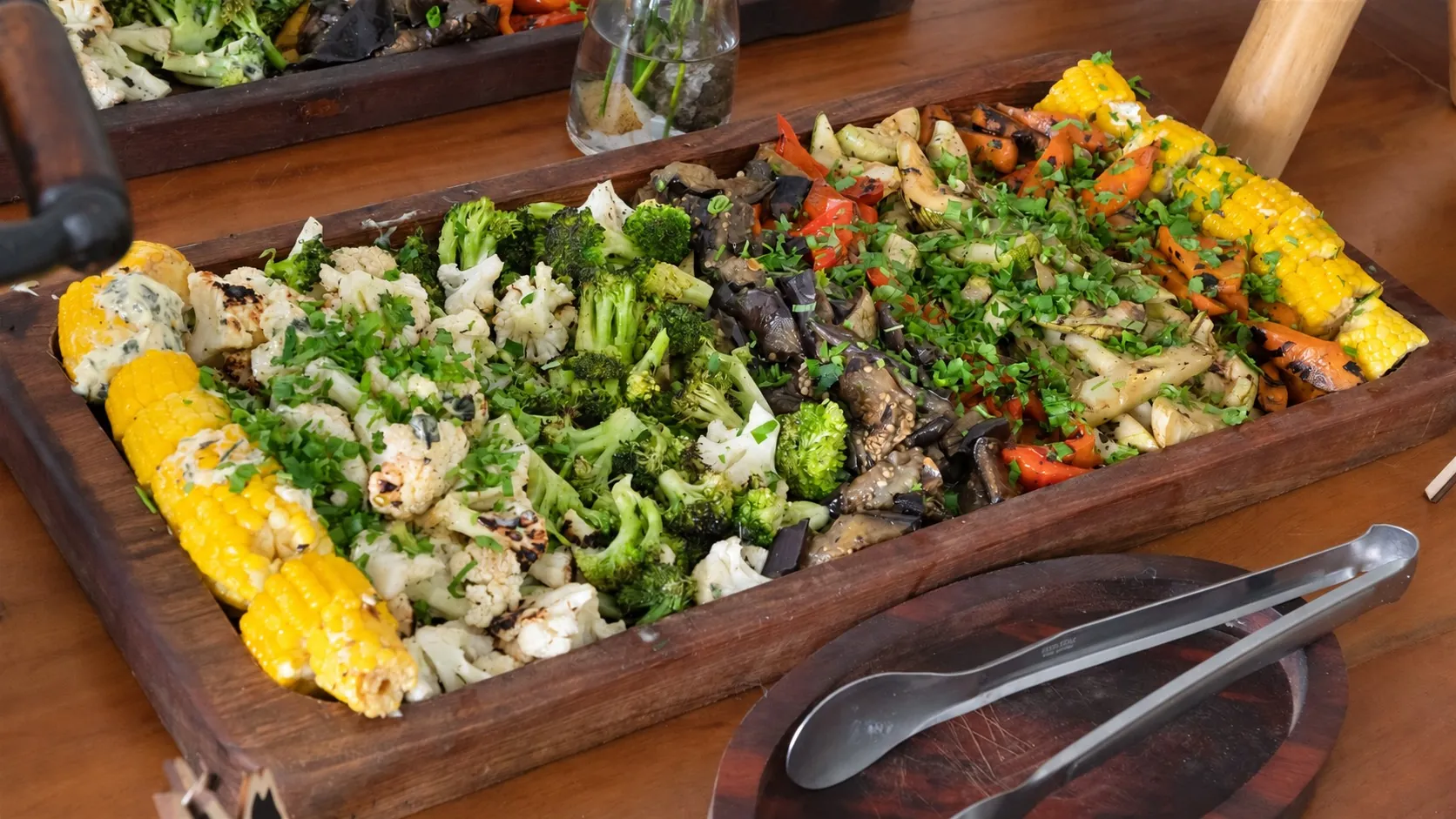 Legumes variados preparados para acompanhar o churrasco