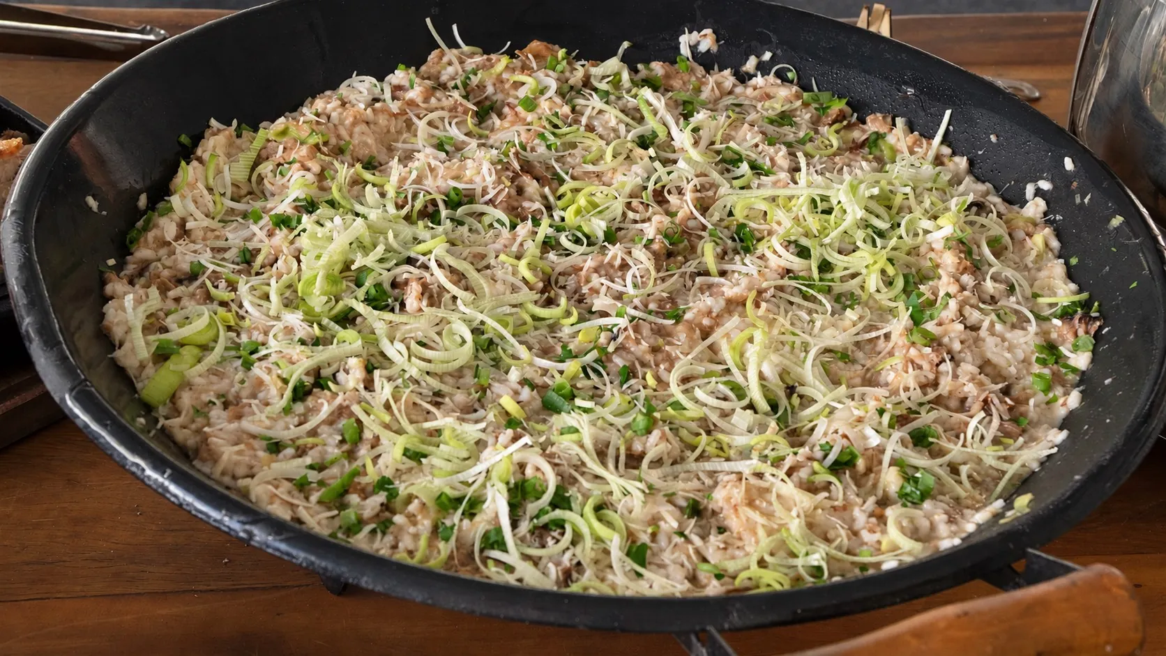 Arroz e vegetais preparados em uma panela do buffet