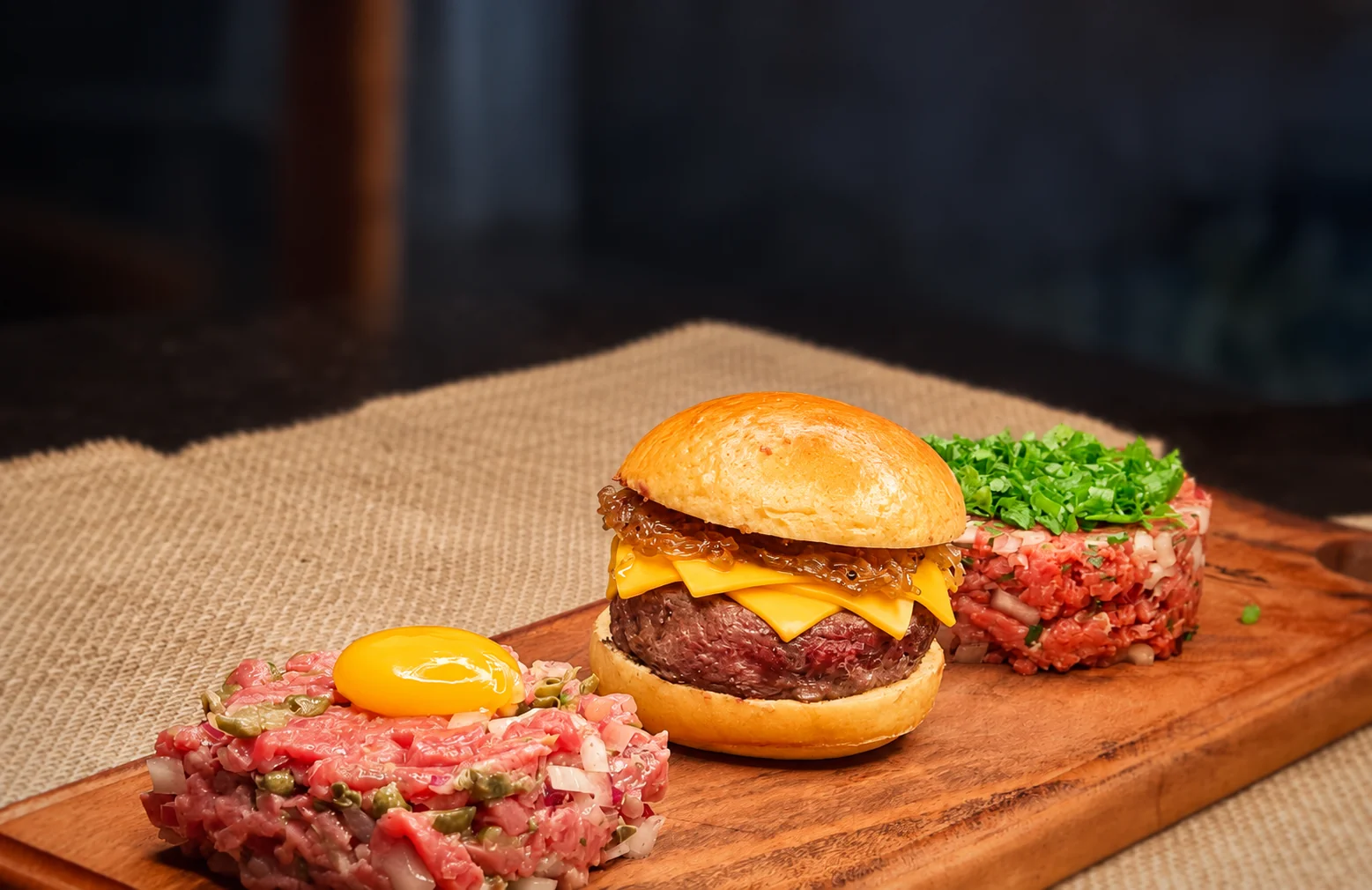 Tábua com hambúrguer, carne de onça e steak tartar